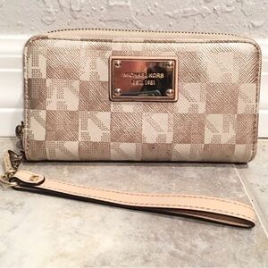 Michael Kors Jet Set Large Multifunction Phone Wallet Gold